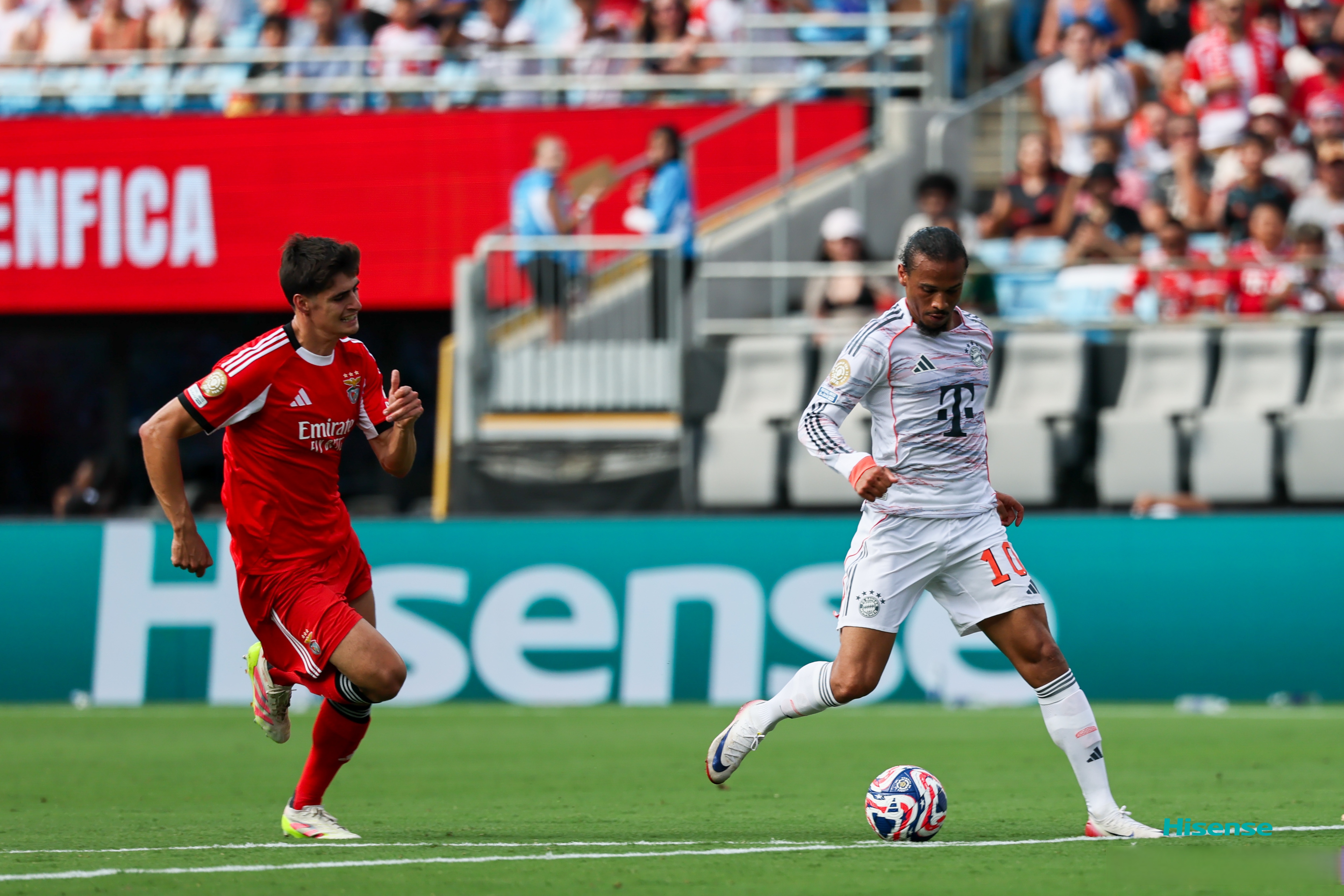 九游官网入口充值-北京一男子闯入足球赛场拥抱梅西事件评论